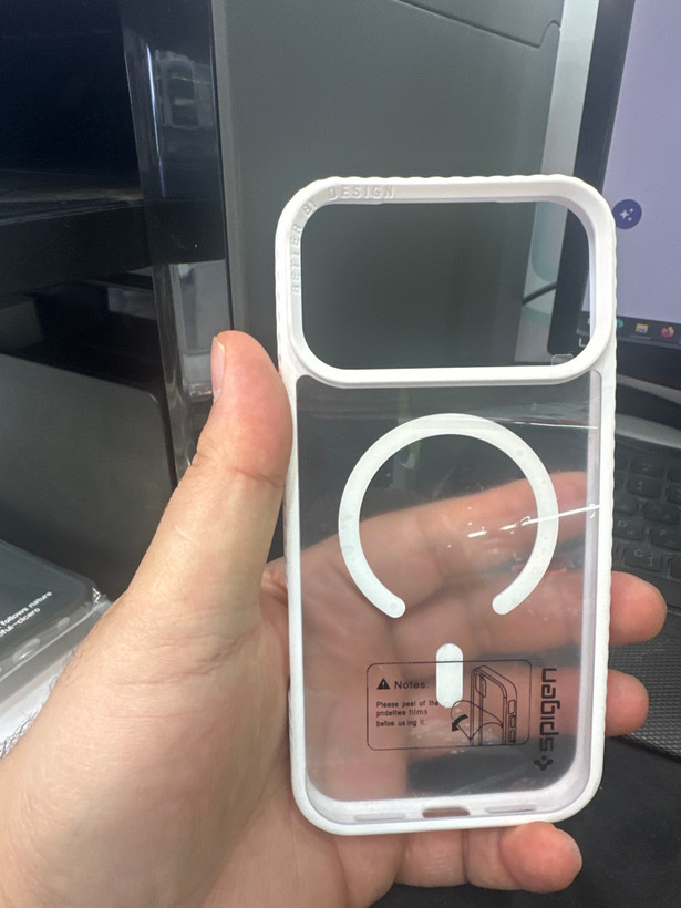 قاب اورجینال Spigen مدل ایفون17pro max رنگ سفید پشت شفاف دارای قابلیت شارژ مگسیف