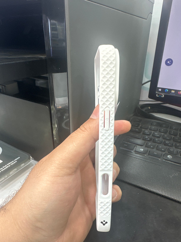 قاب اورجینال Spigen مدل ایفون17pro max رنگ سفید پشت شفاف دارای قابلیت شارژ مگسیف