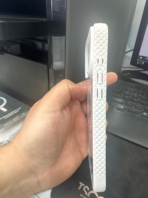 قاب اورجینال Spigen مدل ایفون17pro max رنگ سفید پشت شفاف دارای قابلیت شارژ مگسیف