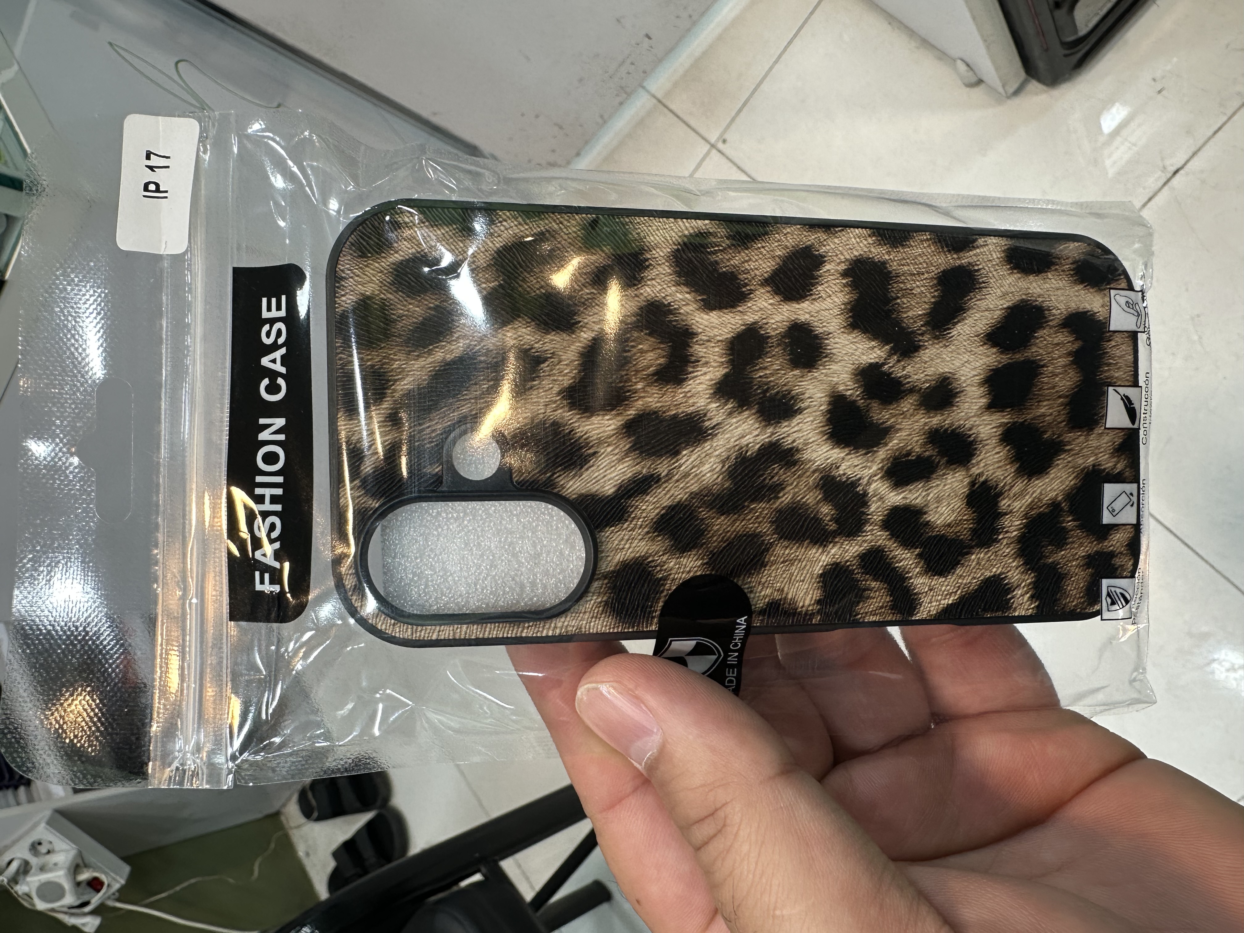 قاب مدل پلنگی مناسب برای گوشی موبایل اپل iPhone 17 نرمال